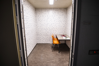 910795 Interieur van het Pieter Baan Centrum (Gansstraat 170) te Utrecht op de dag voor de verhuizing naar Almere: wachtcel.